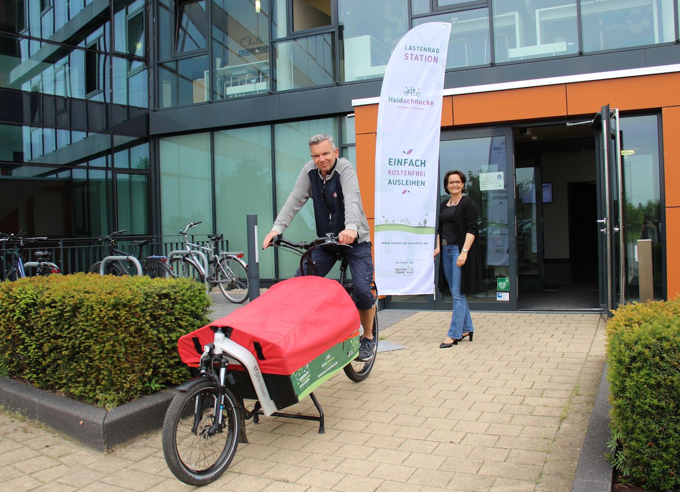 Marco Wilke (Buchholz fährt Rad e.V.) und Sonja Vent mit Lastenrad "Riese Bruns" vor dem ISI-Zentrum Buchholz. (c) WLH