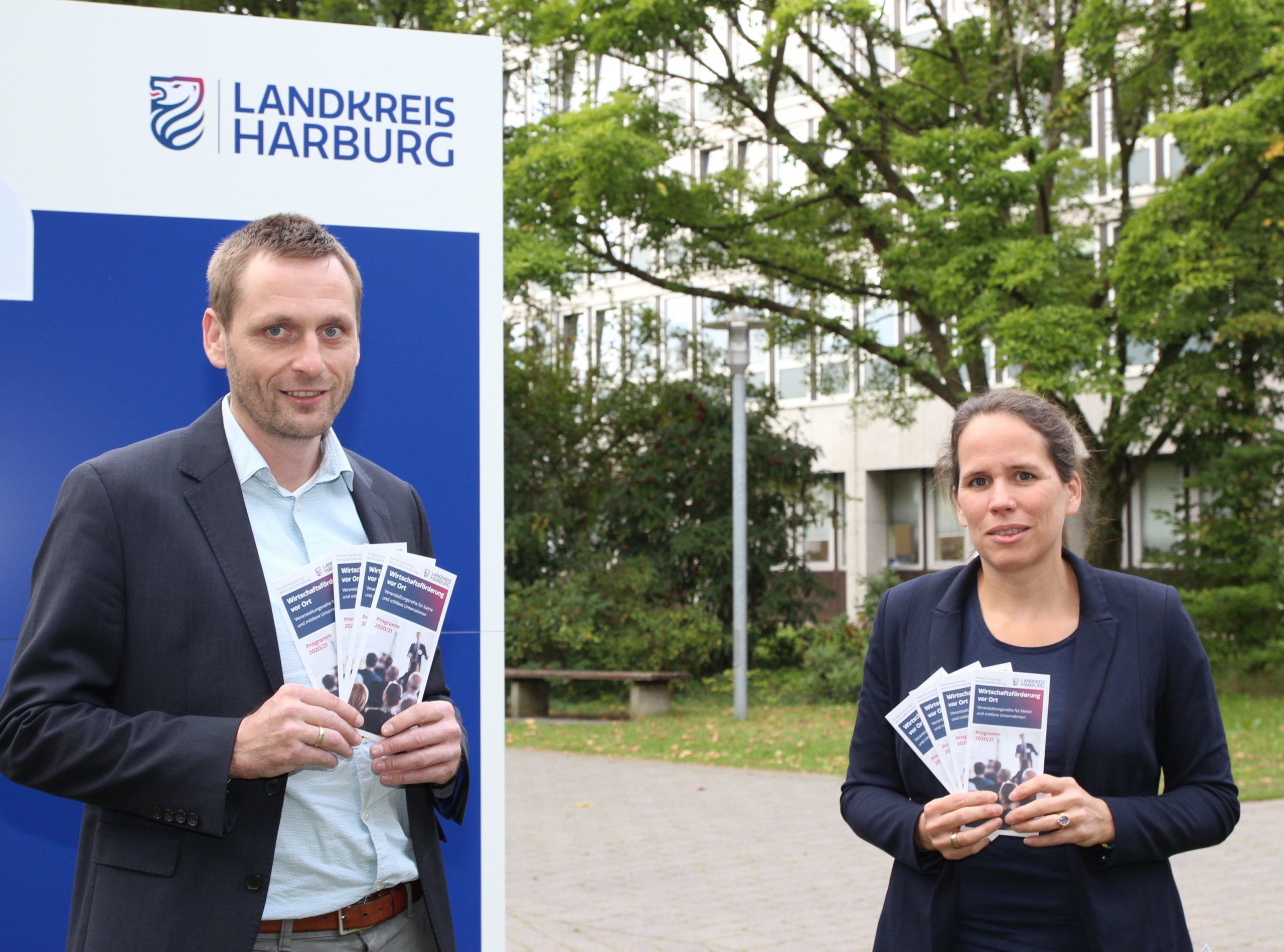 Thomas Nordmann und Metje Gödecke organisieren das Programm der Wirtschaftsförderung vor Ort. Foto: ©Landkreis Harburg