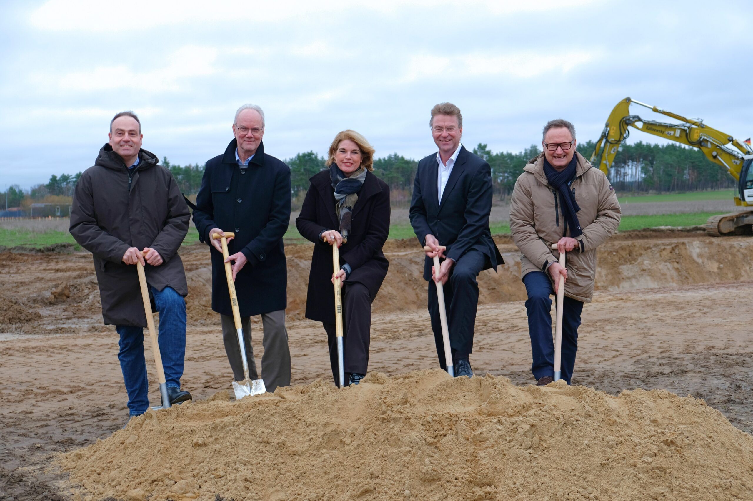 Sie setzten den ersten Spatenstich (v.l.n.r.): Ulrich Stock, Vorstandssprecher der Volksbank Lüneburger Heide eG, Manfred Cohrs, Aufsichtsratsvorsitzender der WLH Wirtschaftsförderung im Landkreis Harburg GmbH, Lüneburgs Oberbürgermeisterin Claudia Kalisch, WLH-Geschäftsführer Jens Wrede sowie Michael Kiesewetter, Vorstandsvorsitzender der NBank. Foto: Bianca Augustin / © WLH Wirtschaftsförderung
