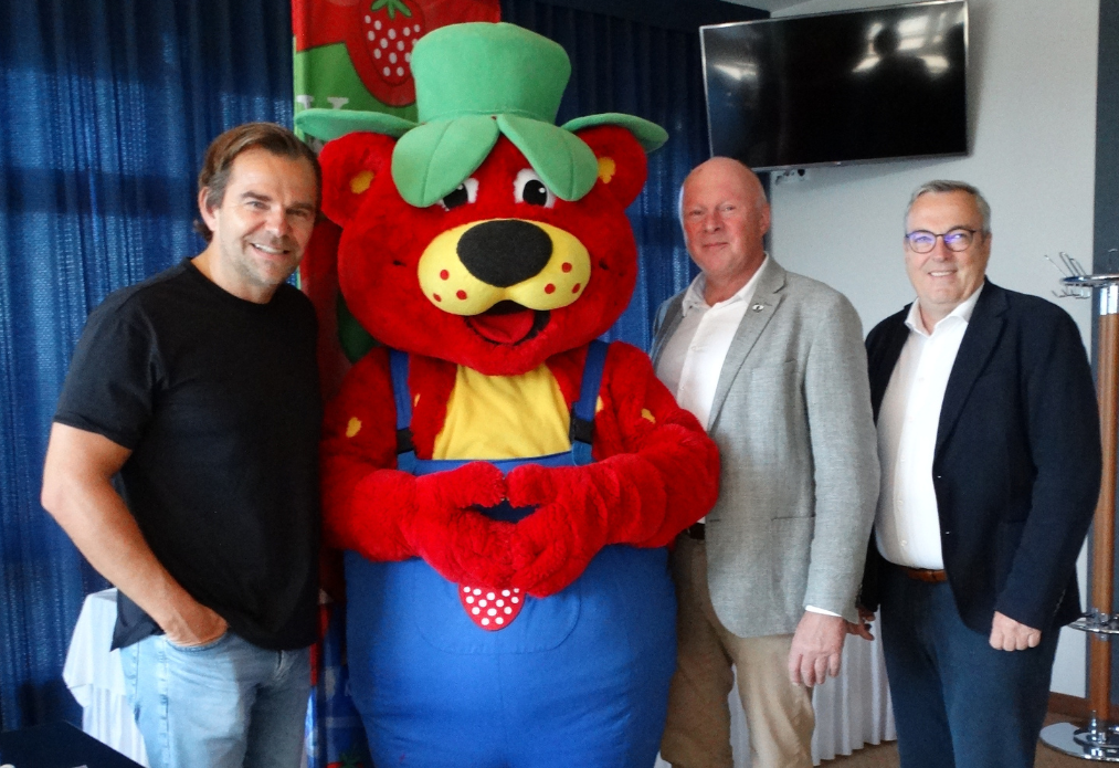 Von links nach rechts: Firmengründer Robert Dahl, Maskottchen Karlchen, Bürgermeister Dr. Jens Bülthuis und René Meyer, stellvertretender Geschäftsführer der Wirtschaftsfördergesellschaft WLH. Foto: Gemeinde Bispingen