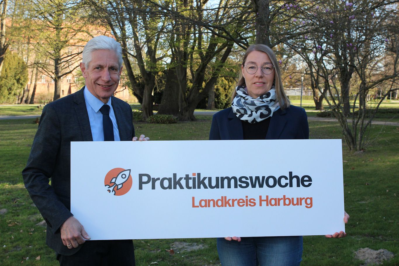 Bildungsmanagerin Andrea Paschke und Landrat Rainer Rempe rufen zur Teilnahme an der Praktikumswoche auf. Foto ©Landkreis Harburg