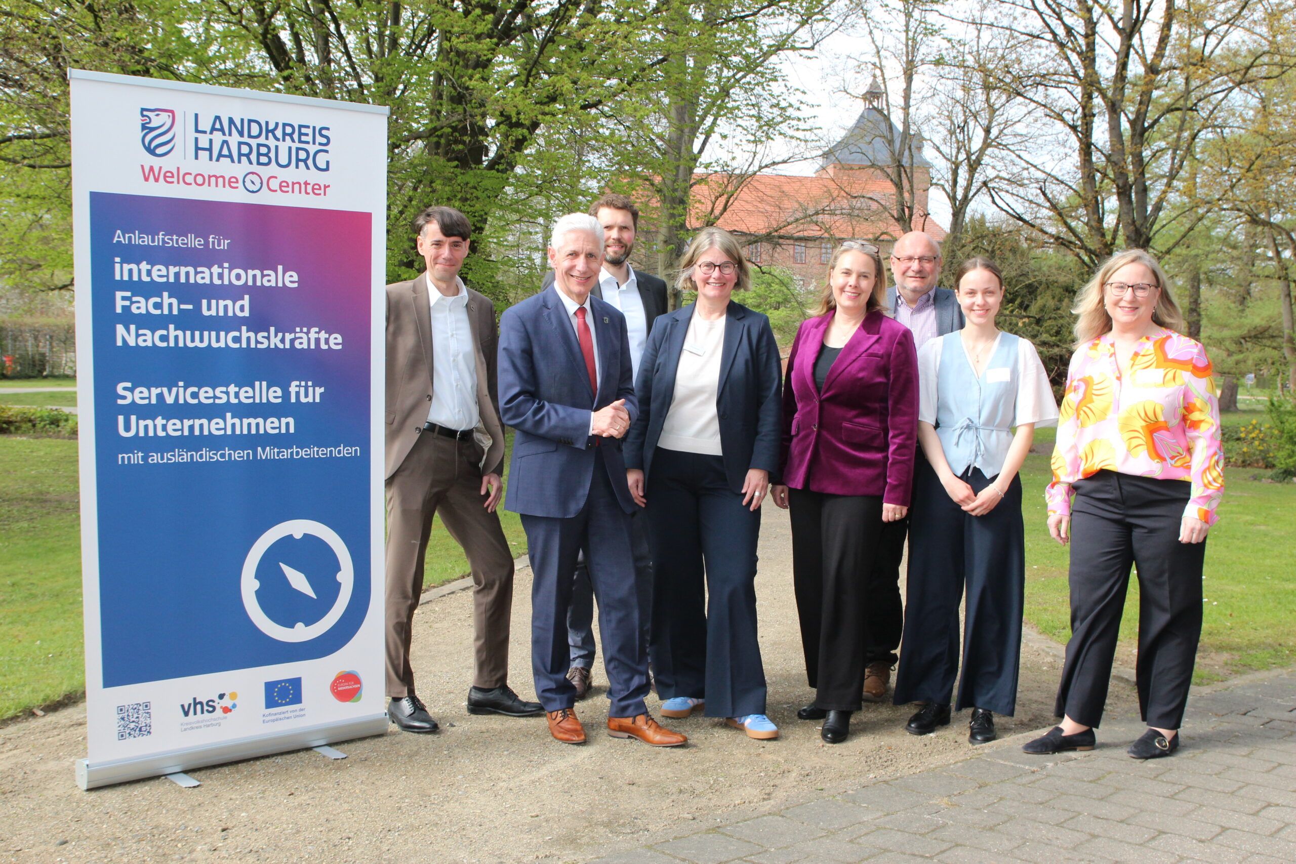 Den Startschuss für das Welcome Center Landkreis Harburg geben (von links) Dr. Alexander Stark, Landrat Rainer Rempe, Stefan Baumann, Anke von Fintel, Dr. Katharina Rogge-Balke, Uwe Mylius, Clara Kohlstedt und Ulrike Kessler.