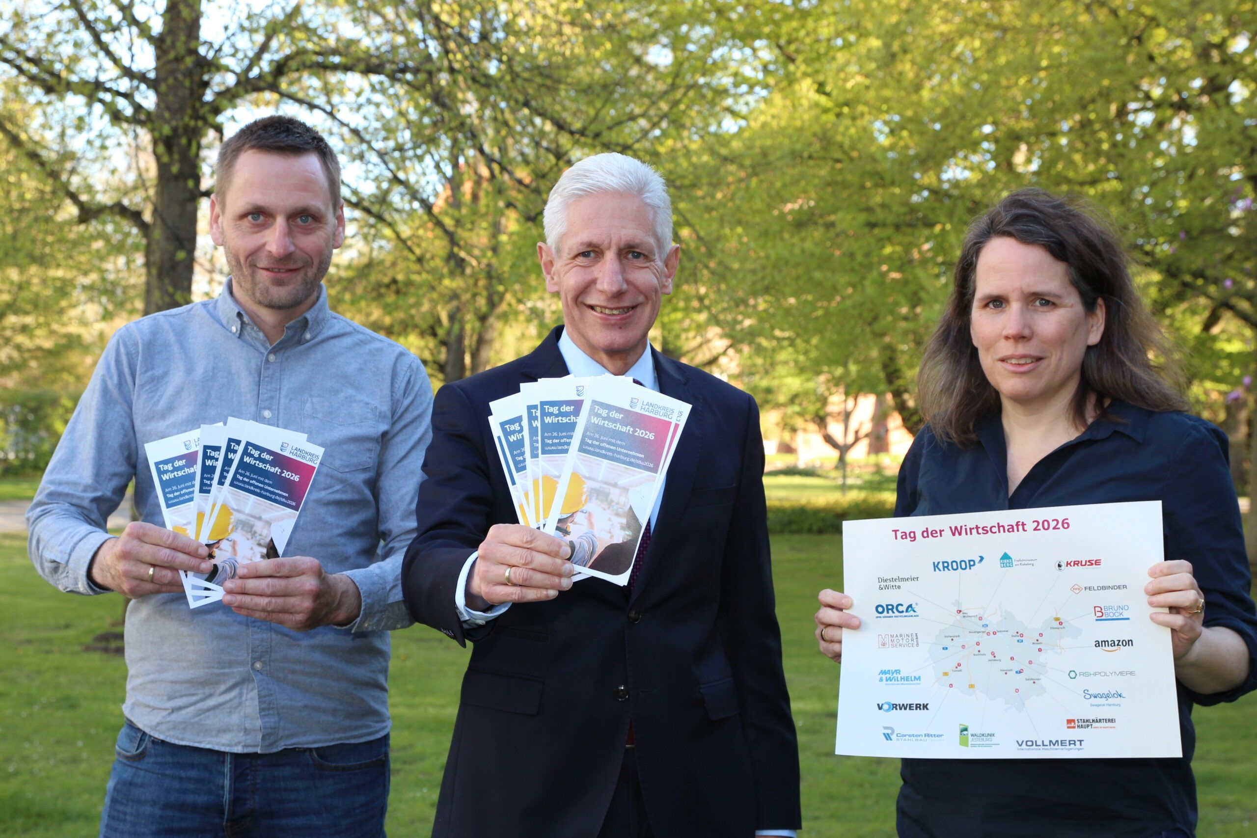 Landrat Rainer Rempe (Mitte) sowie Thomas Nordmann und Metje Gödecke von der Stabsstelle Kreisentwicklung / Wirtschaftsförderung / Mobilität laden zur Teilnahme am Tag der Wirtschaft ein.
