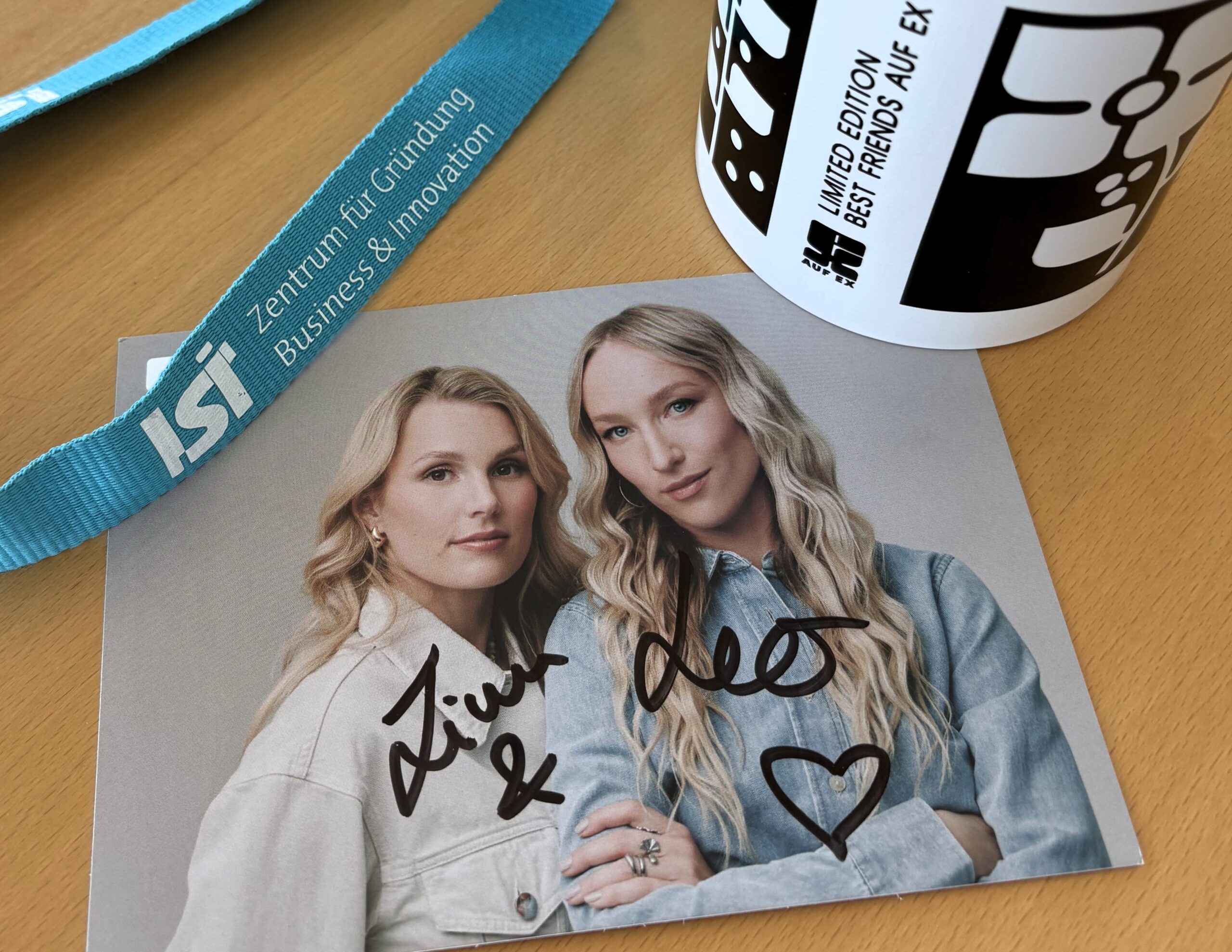 Eine Autogrammkarte von Linn und Lea, erfolgreich mit Podcastformaten wie "Mord auf Ex".