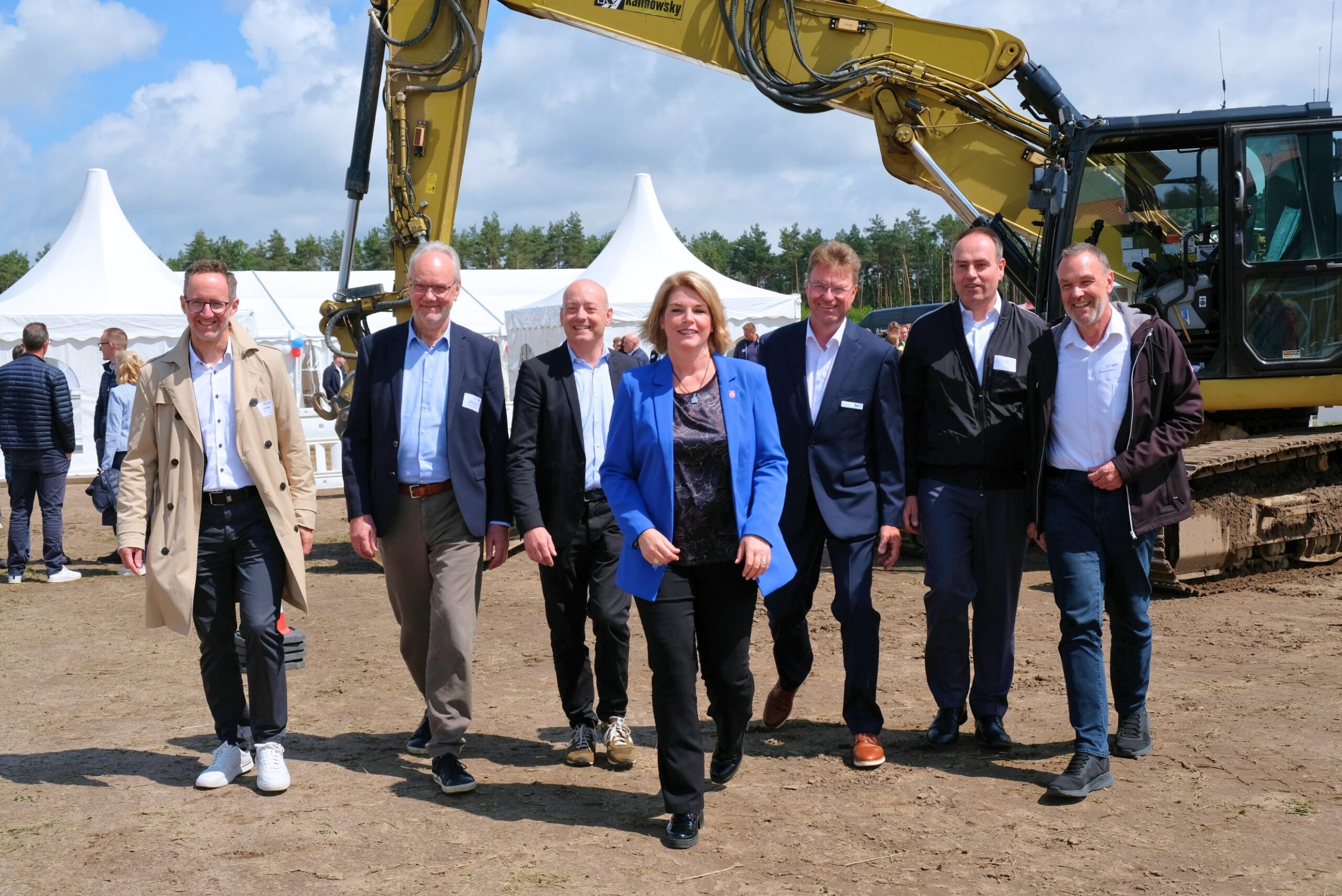 Die Projektpartner bringen die Entwicklung am „Bilmer Berg II“ mit großen Schritten voran. V.l.n.r.: Mathias Engel (NBank), Manfred Cohrs (WLH-Aufsichtsrat), Mario Leupold (Geschäftsführer der WLG Wirtschaftsförderungs-GmbH für Stadt und Landkreis Lüneburg), Oberbürgermeisterin Claudia Kalisch, WLH-Geschäftsführer Jens Wrede, Ulrich Stock (Vorstandssprecher der Volksbank Lüneburger Heide eG) und Thomas Grambow (WLH-Aufsichtsrat). © WLH Wirtschaftsförderung