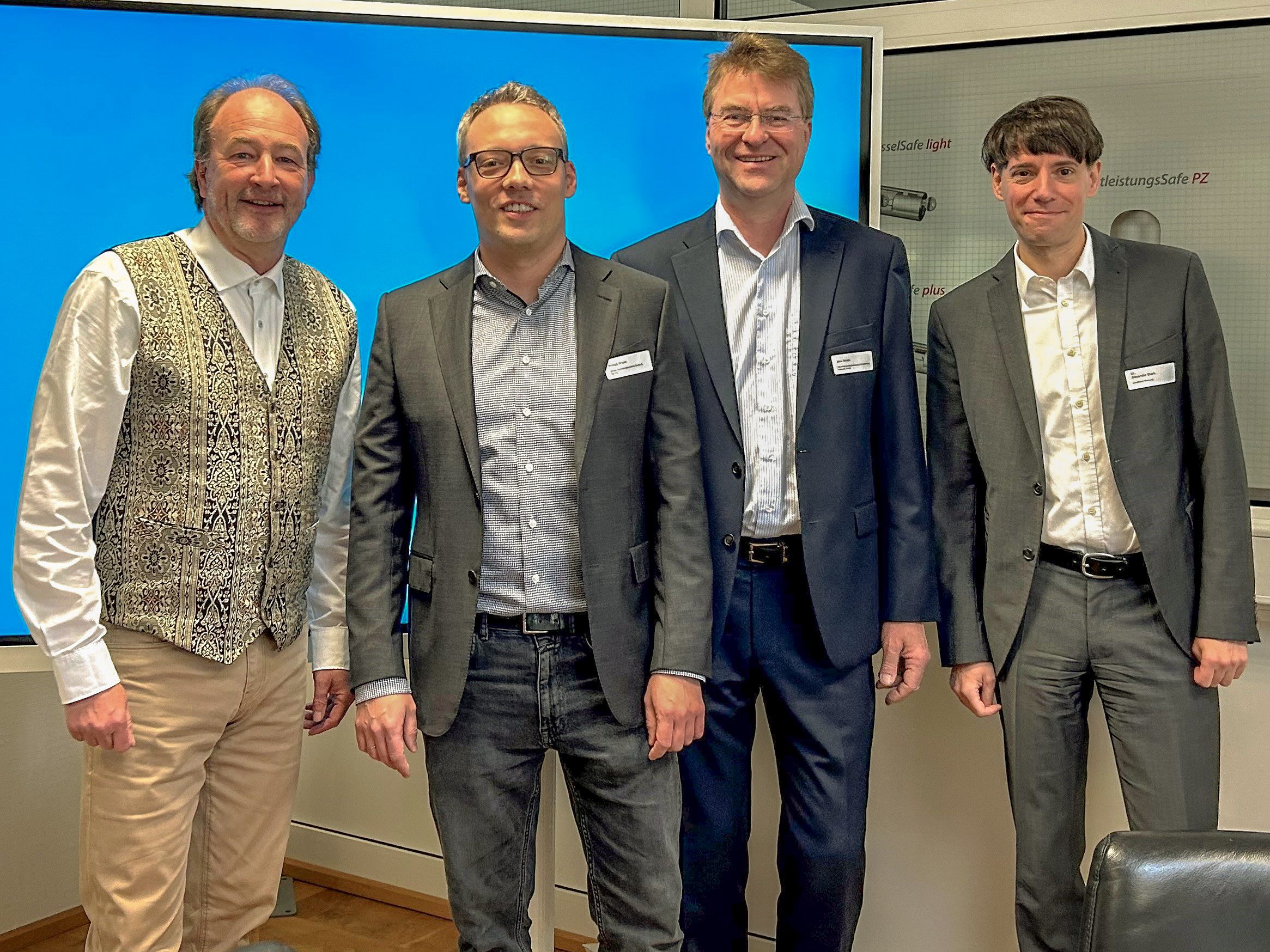 Unternehmerfrühstück "Wirtschaft im Dialog" im Landkreis Harburg mit: Stelles Bürgermeister Robert Isernhagen, Philipp Kruse, KRUSE Sicherheitssysteme GmbH & Co. KG, sowie die Wirtschaftsförderer Jens Wrede und Dr. Alexander Stark. © WLH Wirtschaftsförderung