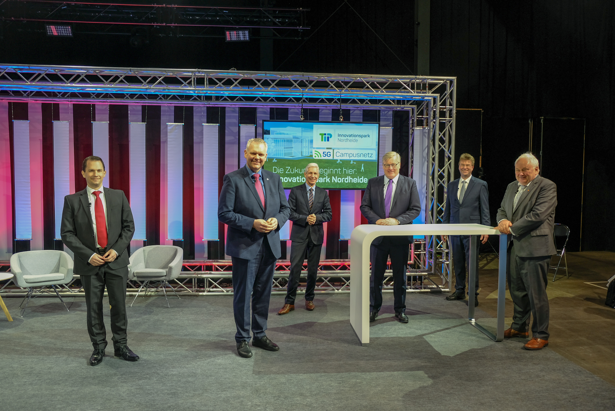 Foto © WLH Wirtschaftsförderung im Landkreis Harburg GmbH: Sie stellten die Pläne für das „5G-Scenario-Lab“ vor (v. l.): Prof. Dr. Paul Drews (Leuphana Universität), Minister Björn Thümler, Landrat Rainer Rempe, Minister Dr. Bernd Althusmann, WLH-Geschäftsführer Jens Wrede sowie Heiner Schönecke, Mitglied des niedersächsischen Landtages.