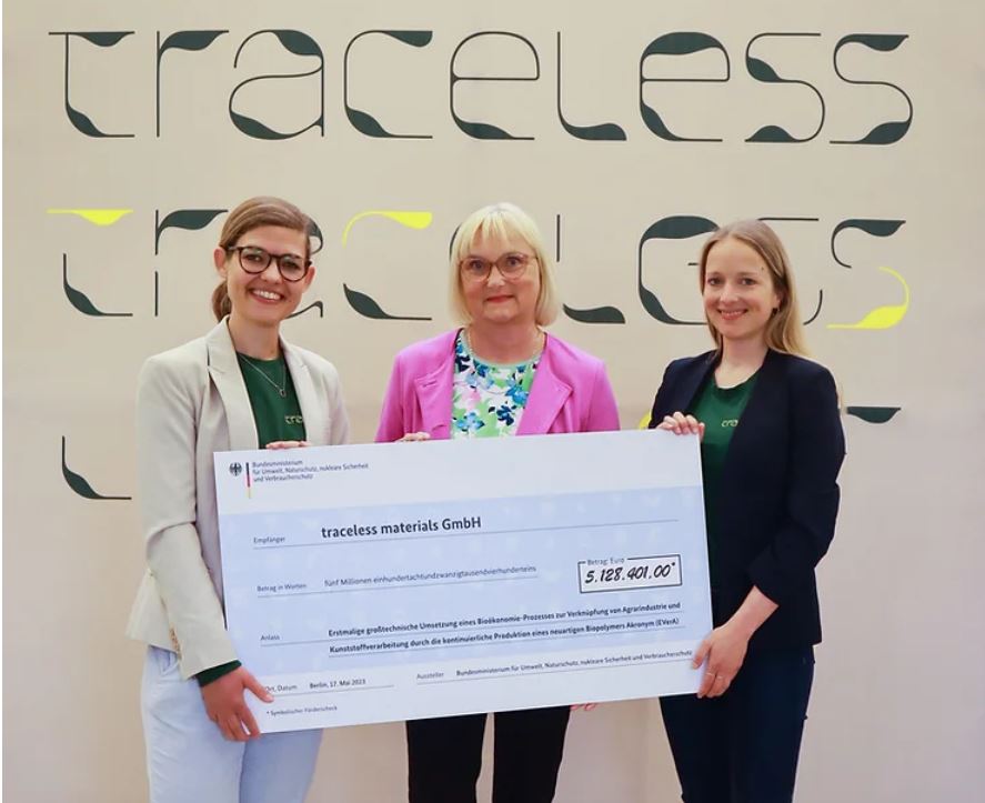 Die parlamentarische Staatssekretärin Dr. Bettina Hoffmann (Mitte) mit den traceless-Gründerinnen Johanna Baare (links) and Anne Lamp (rechts).